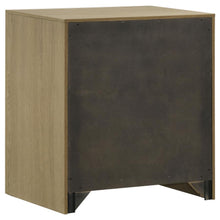 Hendricks 5 Piece Queen Bedroom Set – Light Oak