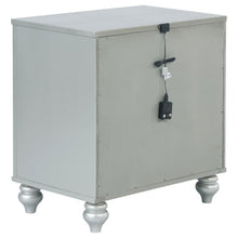 Gunnison 5 Piece Queen Bedroom Set – Silver Metallic