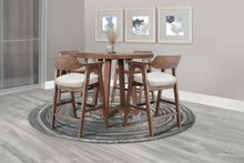 Mia - Round Table